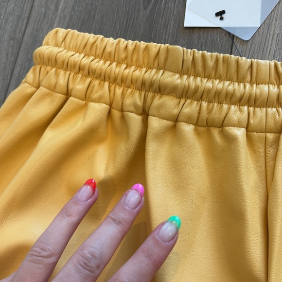 NWT ALC RYDER FAUX LEATHER SHORTS YELLOW Size Medium - Picture 12 of 12